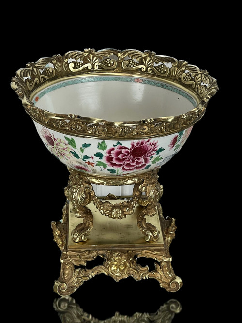 LARGE 18th CENTURY CHINESE CUP WITH FLOWER DECORATION DECORATED WITH A BRONZE FRAME