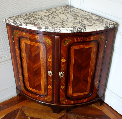 Buffet d'angolo di transizione d'epoca Luigi XV in pregiato intarsio floreale