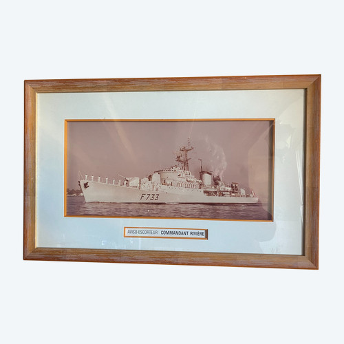 Grande photo encadrée représentant l'Aviso Escorteur Commandant Rivière mis à flot en Octobre 1958