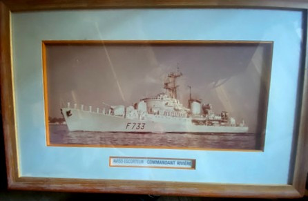 Grande photo encadrée représentant l'Aviso Escorteur Commandant Rivière mis à flot en Octobre 1958