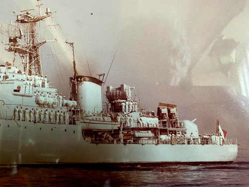 Grande photo encadrée représentant l'Aviso Escorteur Commandant Rivière mis à flot en Octobre 1958