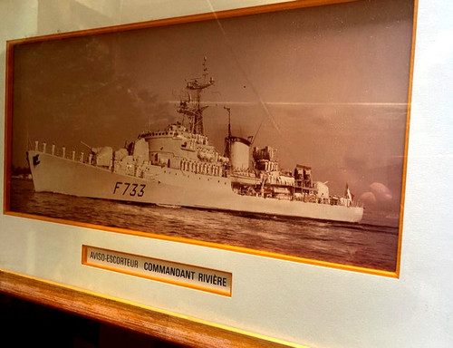 Grande photo encadrée représentant l'Aviso Escorteur Commandant Rivière mis à flot en Octobre 1958