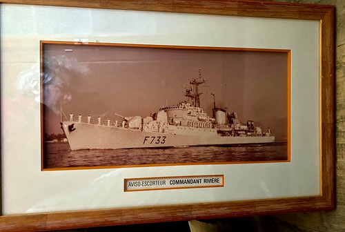 Grande photo encadrée représentant l'Aviso Escorteur Commandant Rivière mis à flot en Octobre 1958
