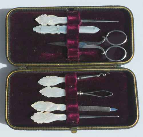 Kit da viaggio da cucito per manicure in madreperla, acciaio del XIX secolo