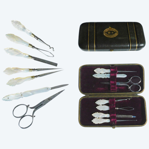 Kit da viaggio da cucito per manicure in madreperla, acciaio del XIX secolo