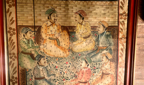 Belle grande gouache Indienne du 19ème siècle bien encadrée représentant des Dignitaires dans un jardin clos de palais