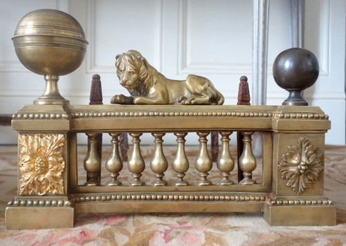 Paire De Grands Chenêts De Château En Bronze Ciselé d'époque Louis XVI - Modèle Aux Lions