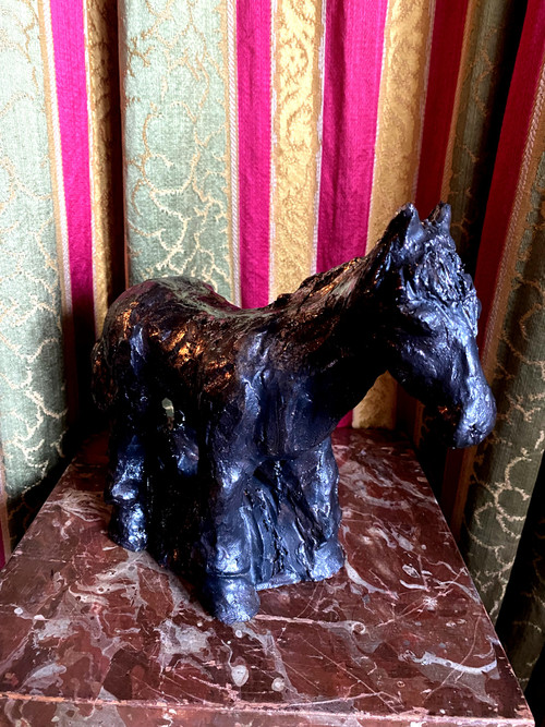 Terre cuite émaillée noire métallisée  originale d'un cheval de trait Percheron des années "70" signée Val