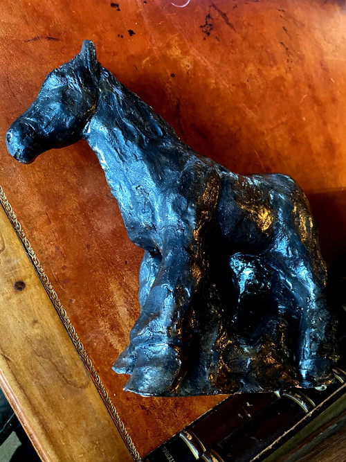 Terre cuite émaillée noire métallisée  originale d'un cheval de trait Percheron des années "70" signée Val