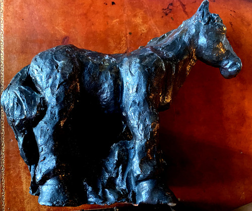 Terre cuite émaillée noire métallisée  originale d'un cheval de trait Percheron des années "70" signée Val