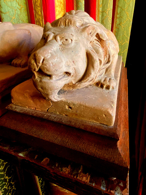 Leone e leonessa in argilla da studio, progetto di doccione di Geoffroy, seguace di Viollet-le-Duc, XIX secolo