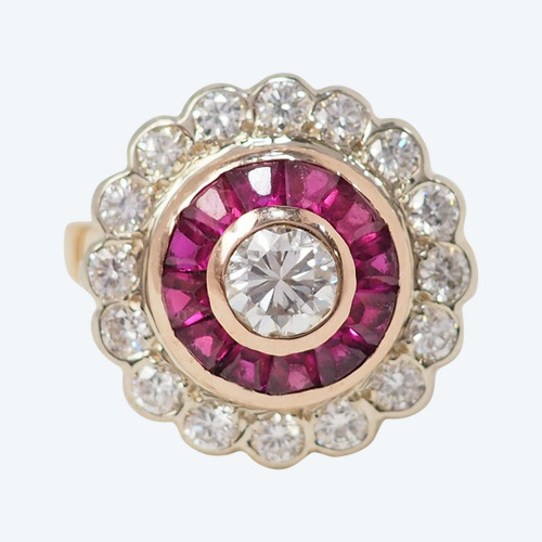 Bague entourage en or jaune, rubis et diamants