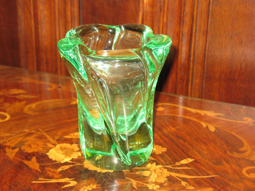 Vase en cristal de Daum vert forme torse signé époque 20ème