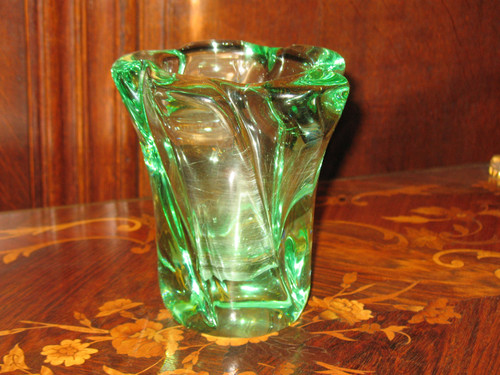 Vase en cristal de Daum vert forme torse signé époque 20ème
