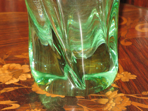 Vase en cristal de Daum vert forme torse signé époque 20ème