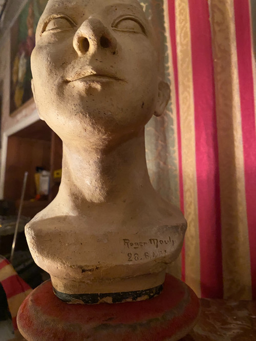 Testa di giovane donna in argilla ocra chiara dell'Atelier de Roger Mouly in stile Art Déco datata 28/8/31