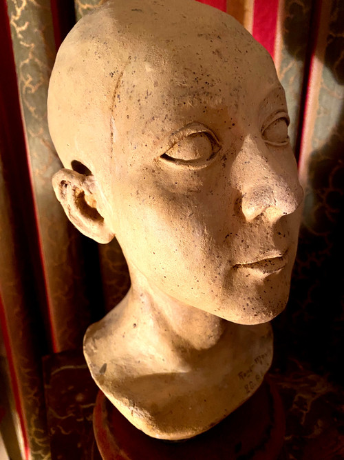 Testa di giovane donna in argilla ocra chiara dell'Atelier de Roger Mouly in stile Art Déco datata 28/8/31