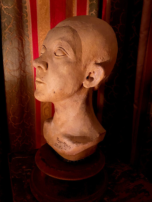 Testa di giovane donna in argilla ocra chiara dell'Atelier de Roger Mouly in stile Art Déco datata 28/8/31