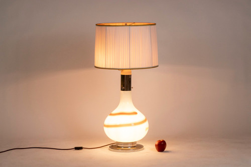 Lampe en verre blanc à décor d’une spirale marron et jaune, années 1970