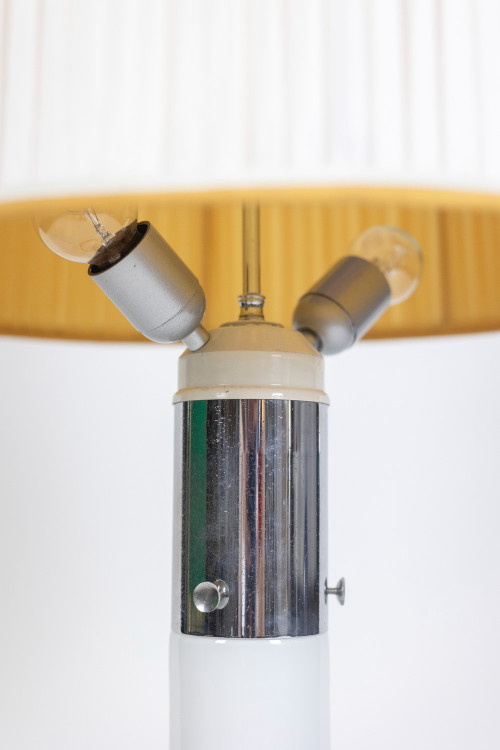 Lampe en verre blanc à décor d’une spirale marron et jaune, années 1970