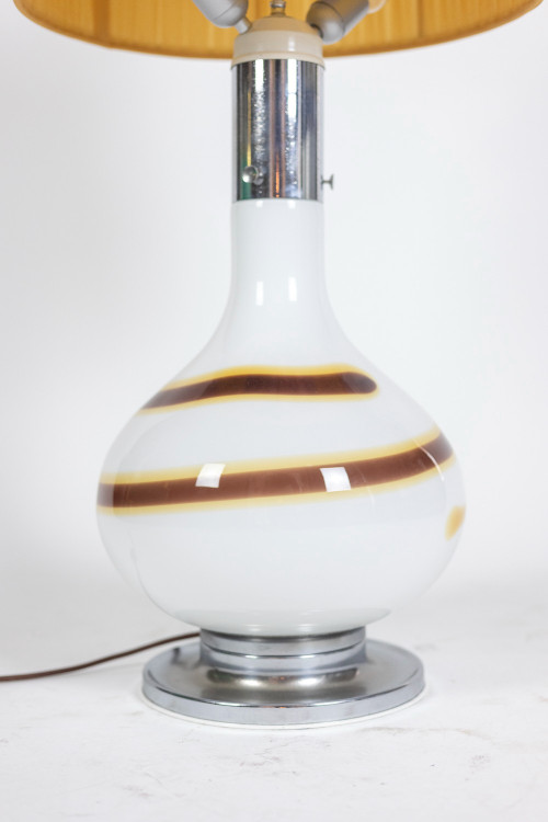 Lampe en verre blanc à décor d’une spirale marron et jaune, années 1970