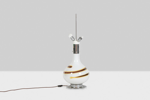 Lampe en verre blanc à décor d’une spirale marron et jaune, années 1970