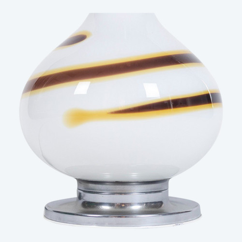 Lampe en verre blanc à décor d’une spirale marron et jaune, années 1970