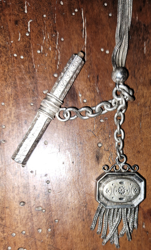 Taschenuhr mit ihrer silbernen Klappschatulle