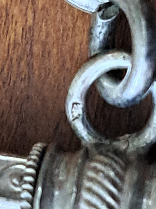 Taschenuhr mit ihrer silbernen Klappschatulle