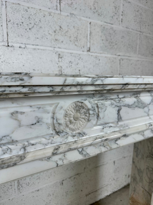 Cheminée en marbre blanc de style Louis XVI 