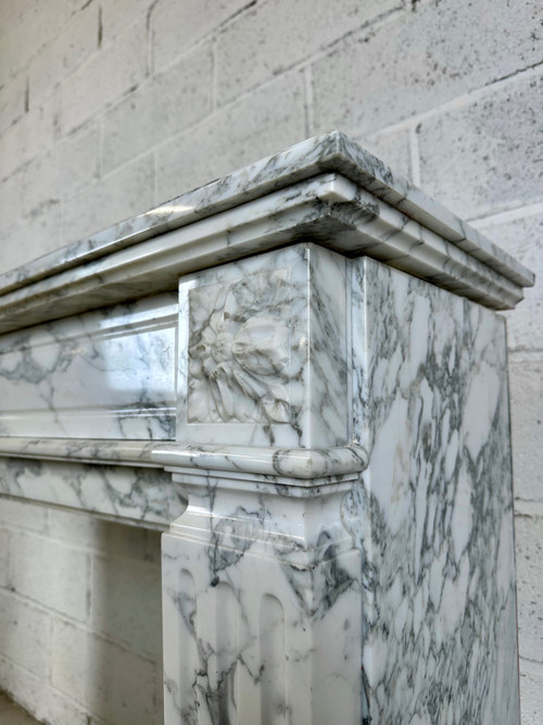 Cheminée en marbre blanc de style Louis XVI 