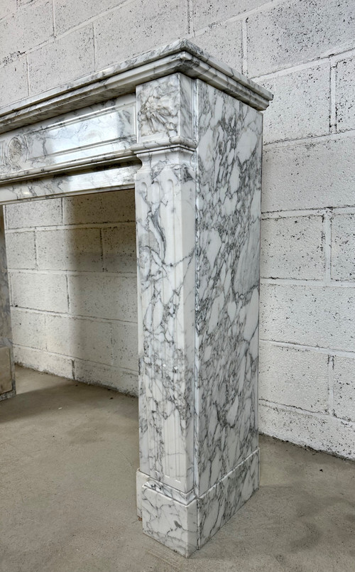 Cheminée en marbre blanc de style Louis XVI 