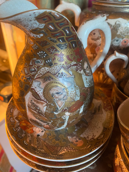 Raro servizio da caffè da sei tazze "Satsuma" Giappone XIX secolo riccamente decorato con scene e fiori su terra smaltata