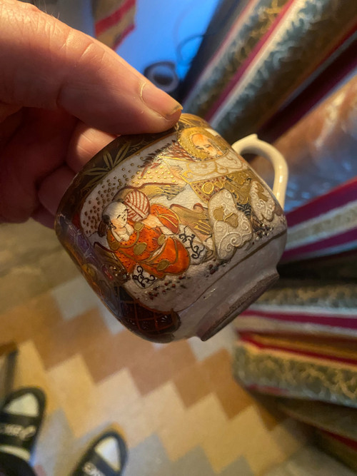 Raro servizio da caffè da sei tazze "Satsuma" Giappone XIX secolo riccamente decorato con scene e fiori su terra smaltata
