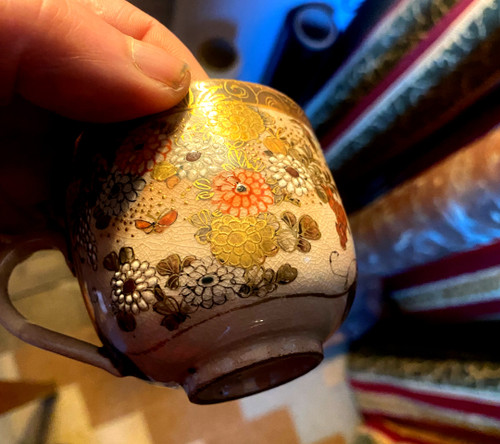Raro servizio da caffè da sei tazze "Satsuma" Giappone XIX secolo riccamente decorato con scene e fiori su terra smaltata