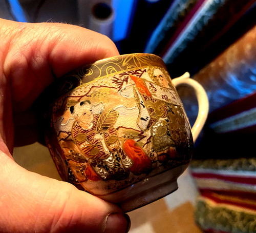 Raro servizio da caffè da sei tazze "Satsuma" Giappone XIX secolo riccamente decorato con scene e fiori su terra smaltata