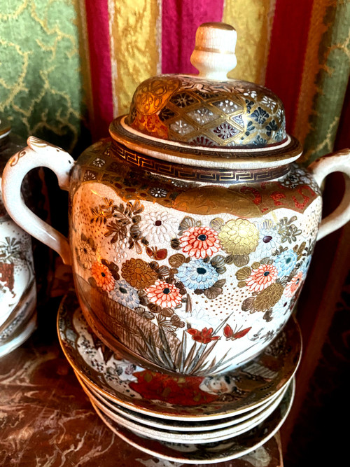 Raro servizio da caffè da sei tazze "Satsuma" Giappone XIX secolo riccamente decorato con scene e fiori su terra smaltata