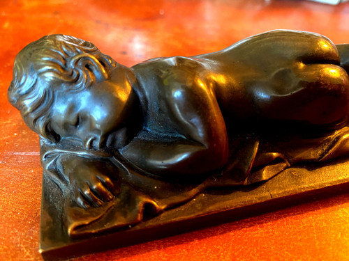 Bellissima medaglia in patina di bronzo raffigurante un "Putto", nudo addormentato su un lenzuolo del XIX secolo