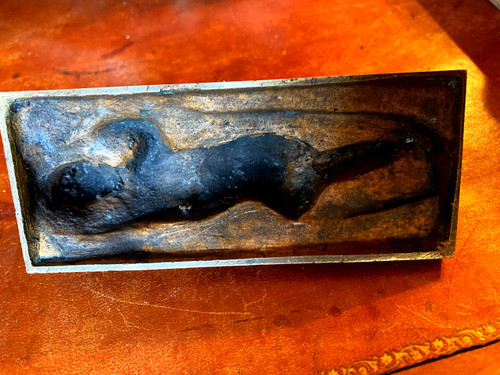 Bellissima medaglia in patina di bronzo raffigurante un "Putto", nudo addormentato su un lenzuolo del XIX secolo