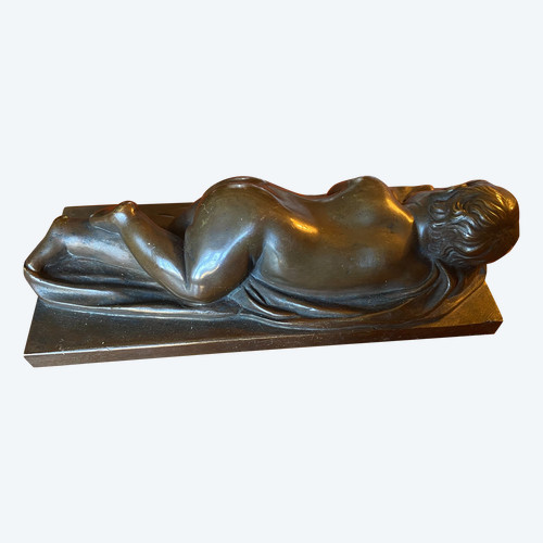 Bellissima medaglia in patina di bronzo raffigurante un "Putto", nudo addormentato su un lenzuolo del XIX secolo