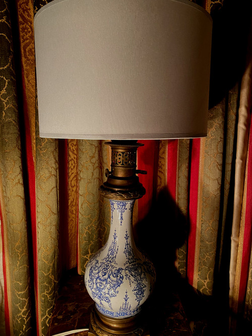 Lampe de salon électrifiée d'une ancienne lampe à pétrole en porcelaine blanche à décor à la Bérain bleu époque 19ème