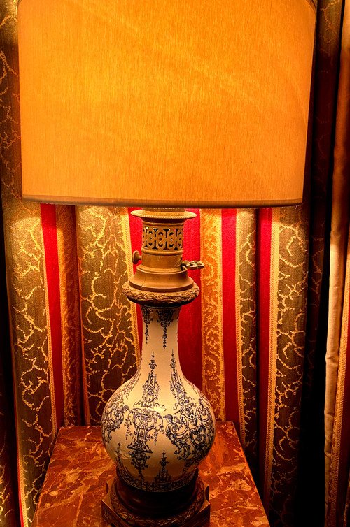 Lampe de salon électrifiée d'une ancienne lampe à pétrole en porcelaine blanche à décor à la Bérain bleu époque 19ème