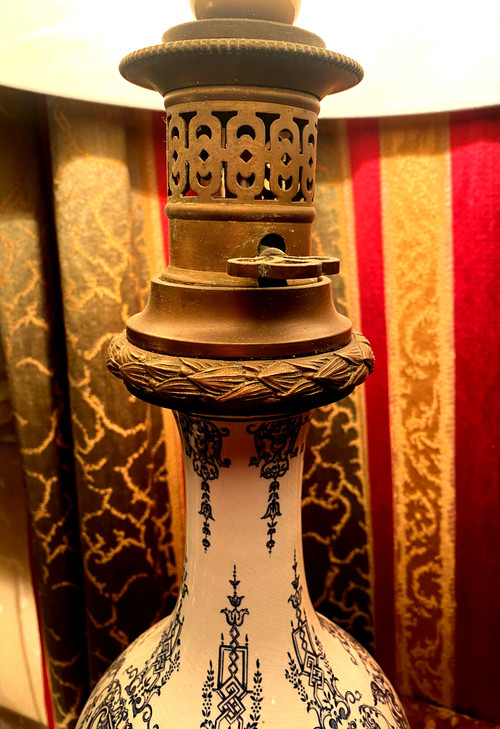 Lampe de salon électrifiée d'une ancienne lampe à pétrole en porcelaine blanche à décor à la Bérain bleu époque 19ème