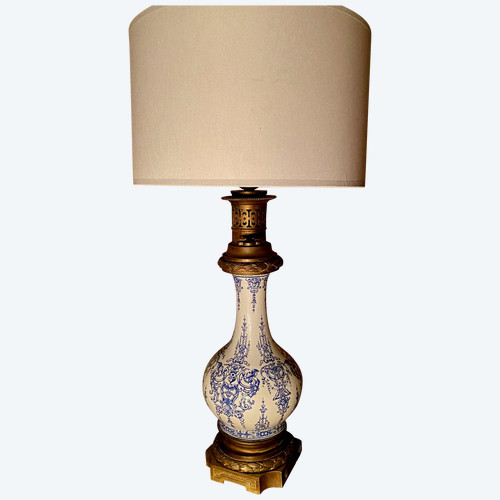 Lampe de salon électrifiée d'une ancienne lampe à pétrole en porcelaine blanche à décor à la Bérain bleu époque 19ème