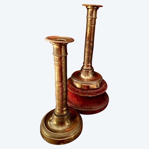 Very beautiful pair of First Empire period candlesticks in guilloché polished bronze called columnar