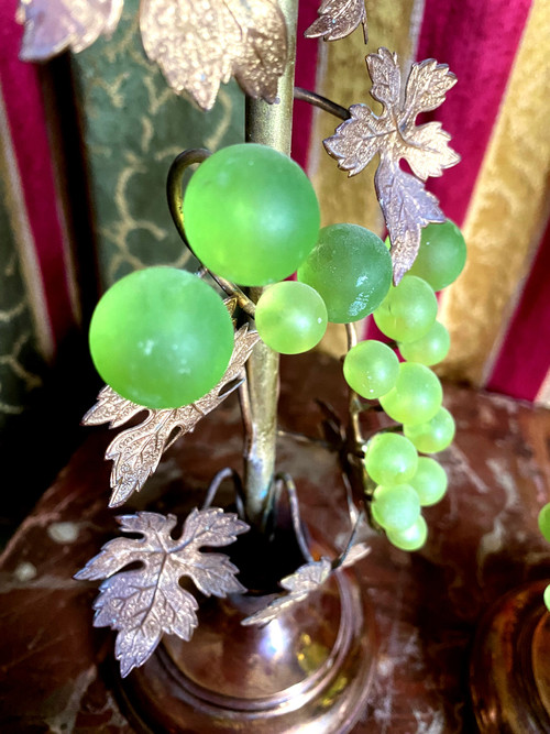 Coppia di candelieri in rame dorato del XIX secolo con grappoli d'uva in pasta vitrea e foglie di vite su piatto doccia