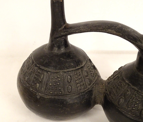 Pre-Columbian zooomorphic double whistling vase Chimu Peru black terracotta