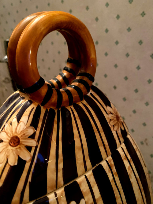 Decorated earthenware from the "60s" in the image of a handbag with a lid closing an empty pocket