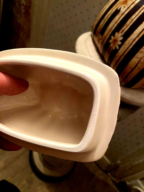 Decorated earthenware from the "60s" in the image of a handbag with a lid closing an empty pocket