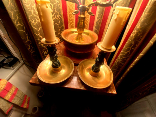 Pair of charming Empire/Restoration style table candlesticks in gilded bronze and dark green patina
